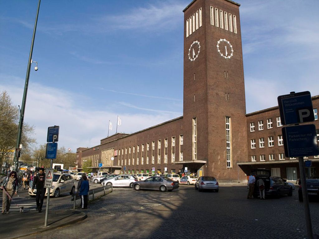 Здание главного железнодорожного вокзала в Дюссельдорфе