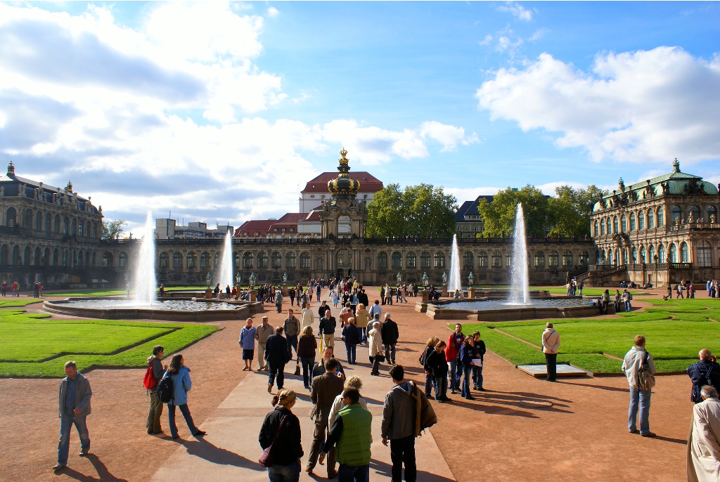 Туристы и жители Дрездена