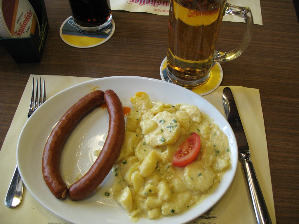 Традиционные колбаски с пивом в Гамбурге