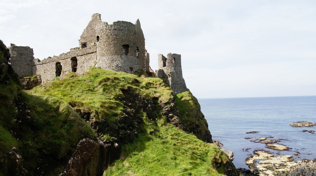 Замок на скале в Ирландии