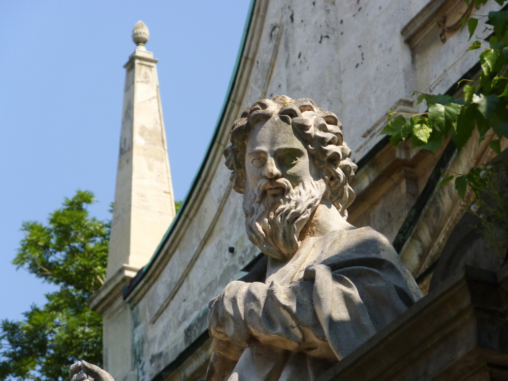 статуя возле церкви в Кракове