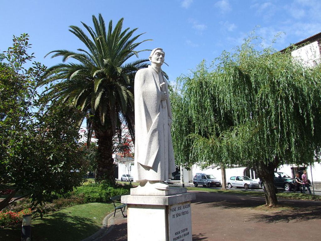 Памятник в Понта-Делгада