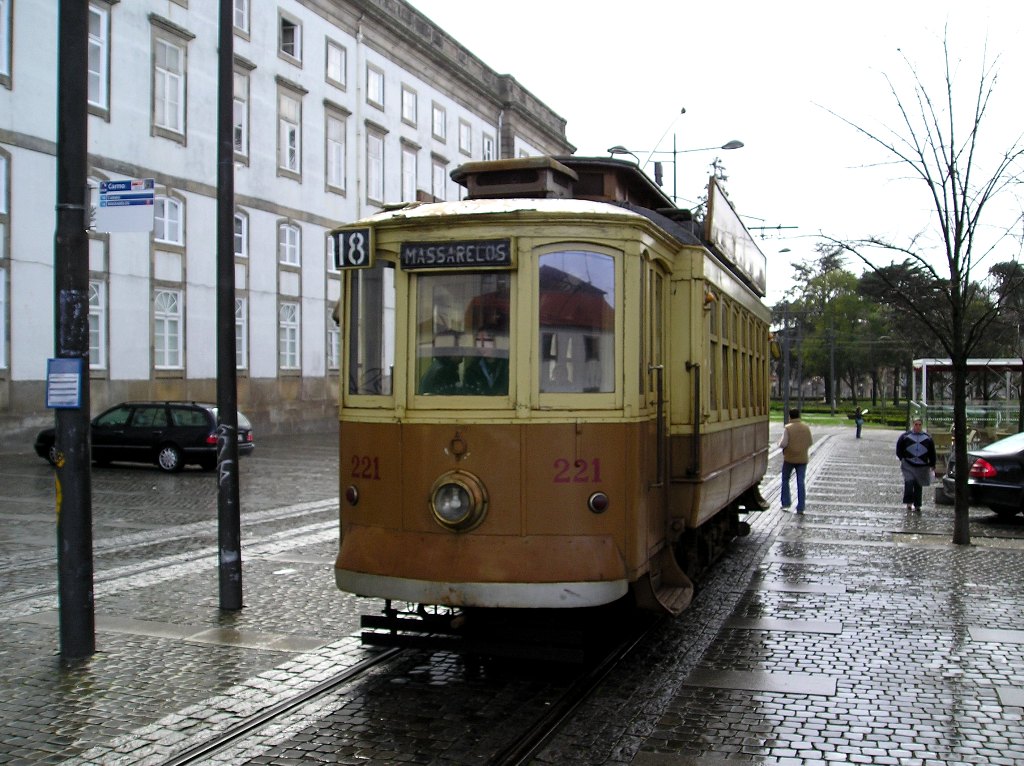 старый трамвай города Порту