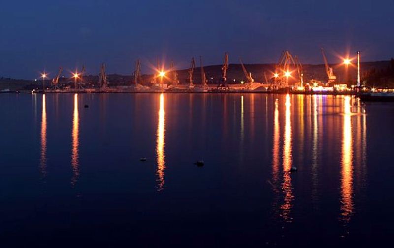 Морской порт в Феодосии вечером