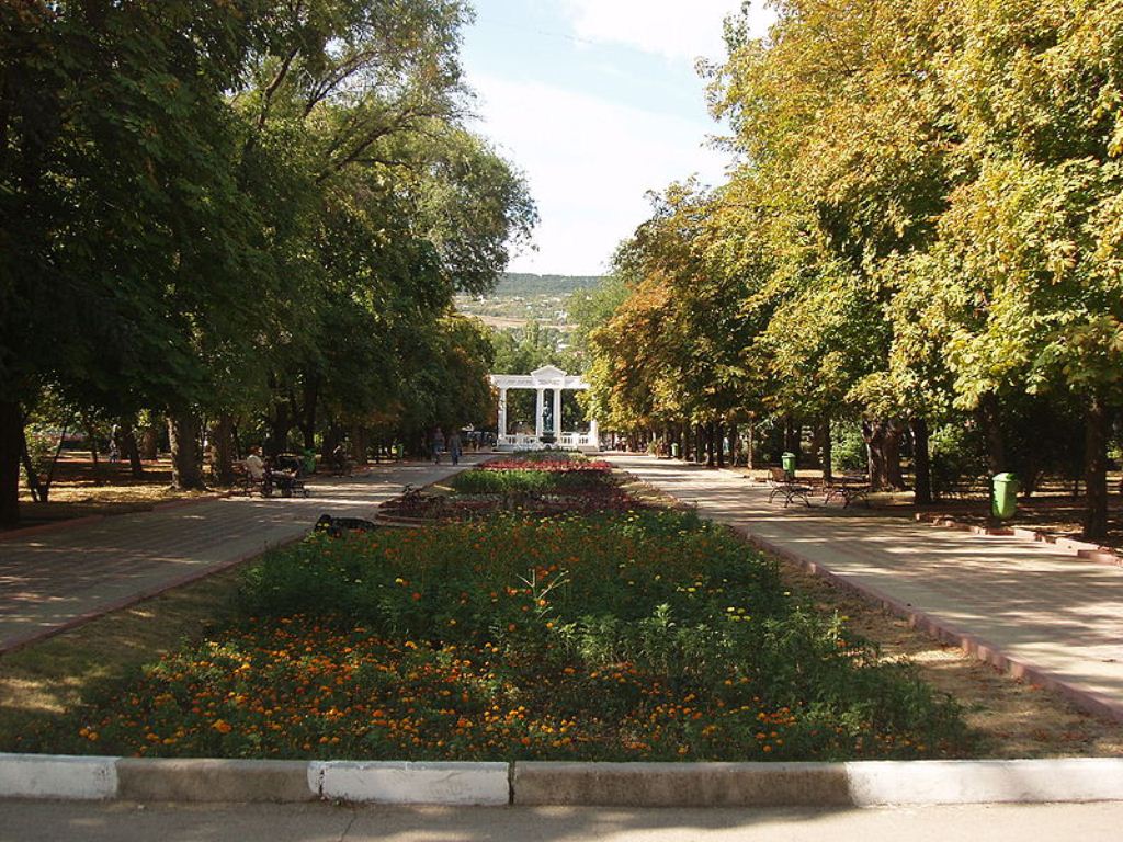Юбилейный парк с фонтаном Доброму гению в Феодосии