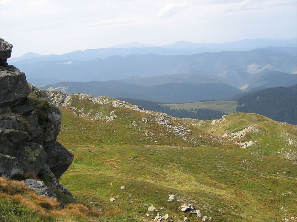 Вид с горной вершины Поп-Иван в Яремче