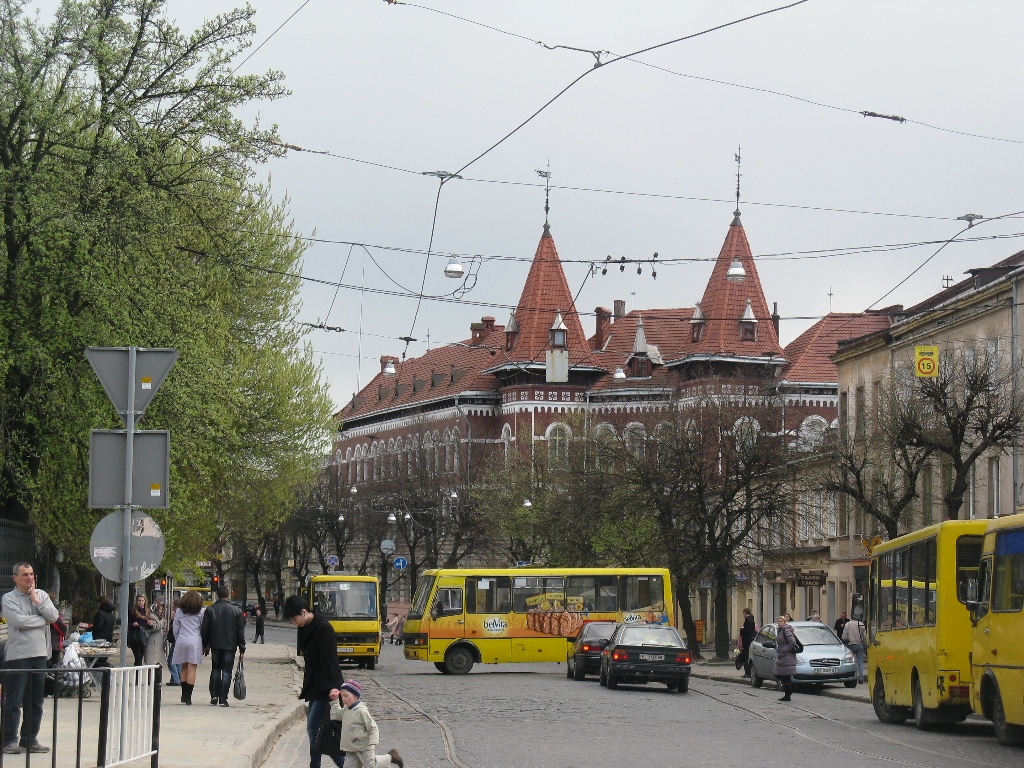 Желтые маршрутные автобусы во Львове