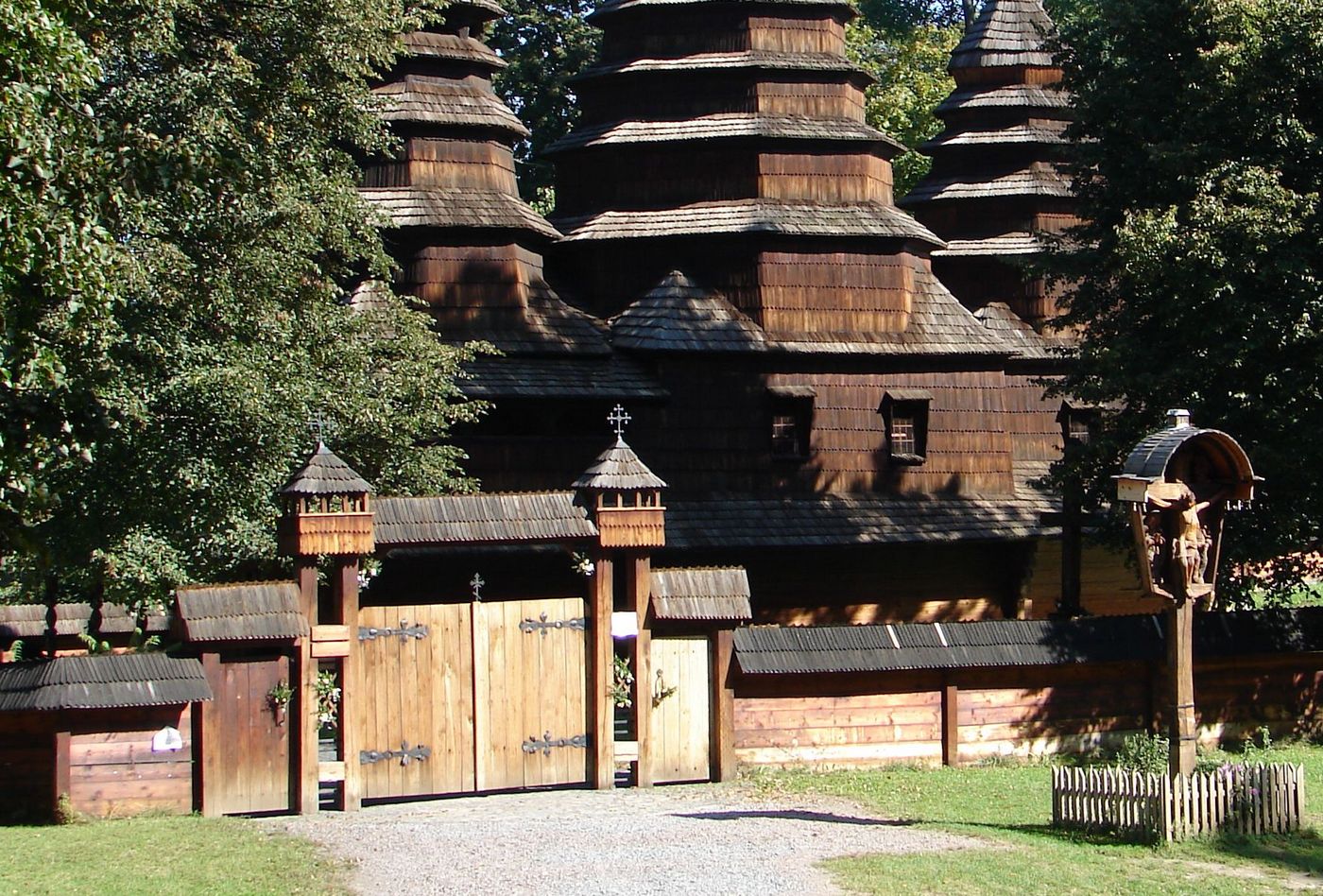 Старинный деревянный храм