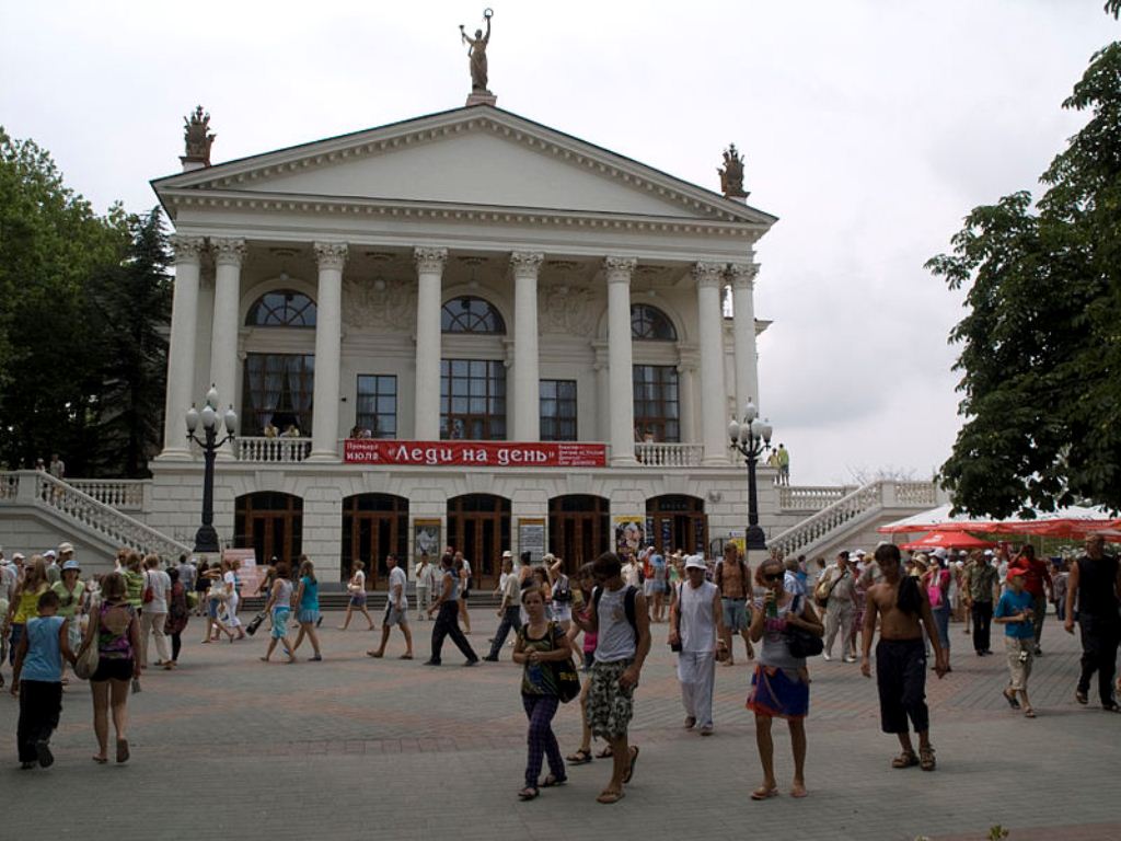 Сувенирные лавки возле театра Севастополя
