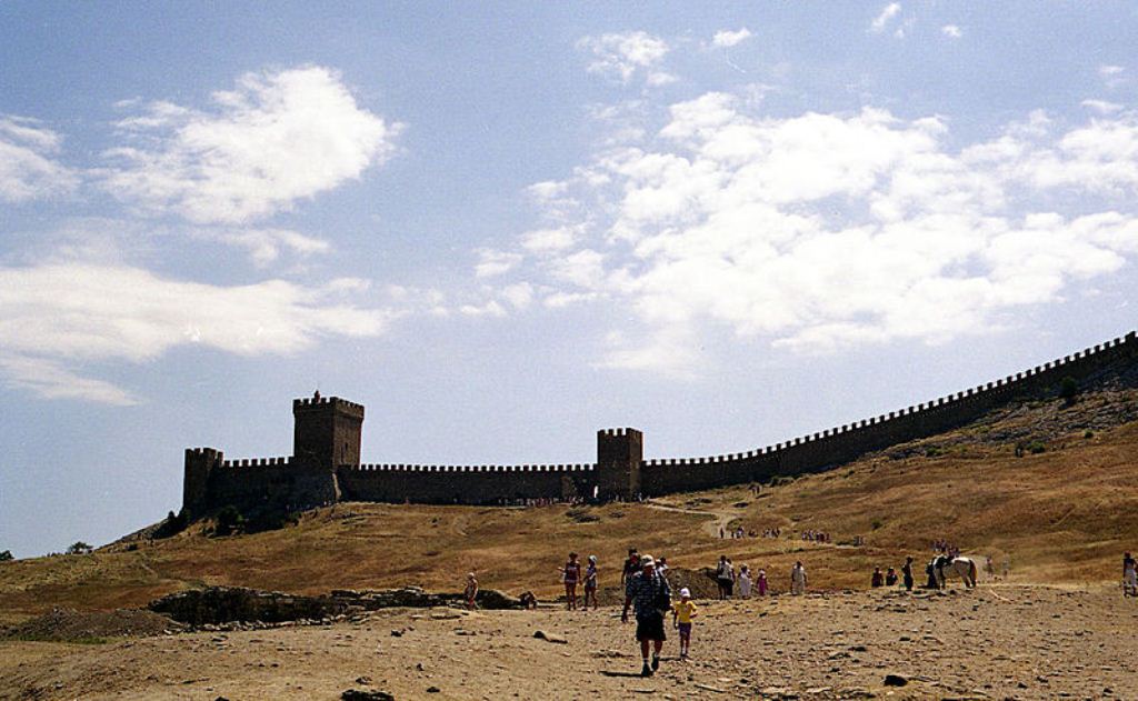 Туристы возле крепости Судака
