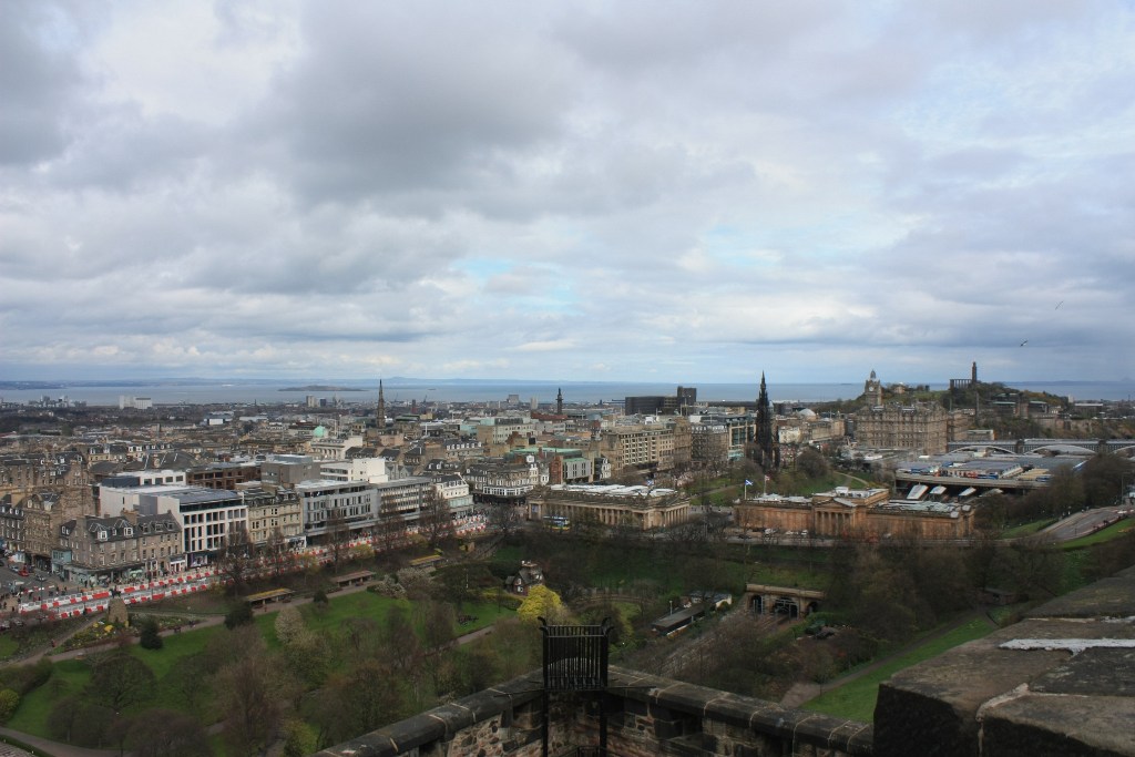Вид с замка на город Эдинбург