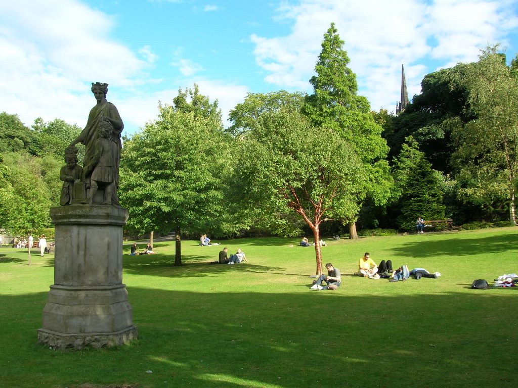 Туристы в парке Эдинбурга