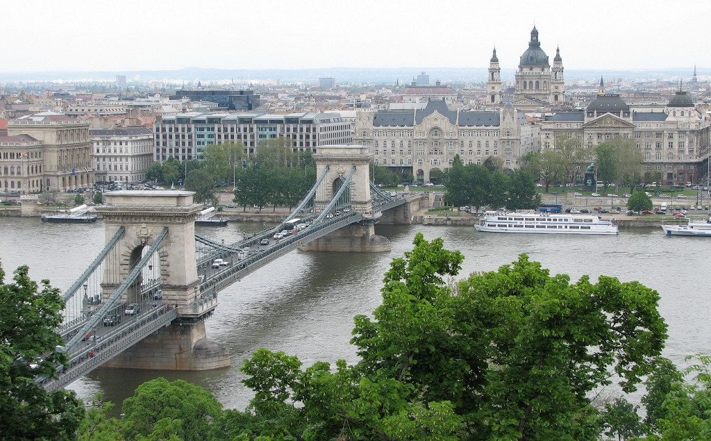 Вид на Цепной мост Сечени со склонов Будайских гор в Будапеште