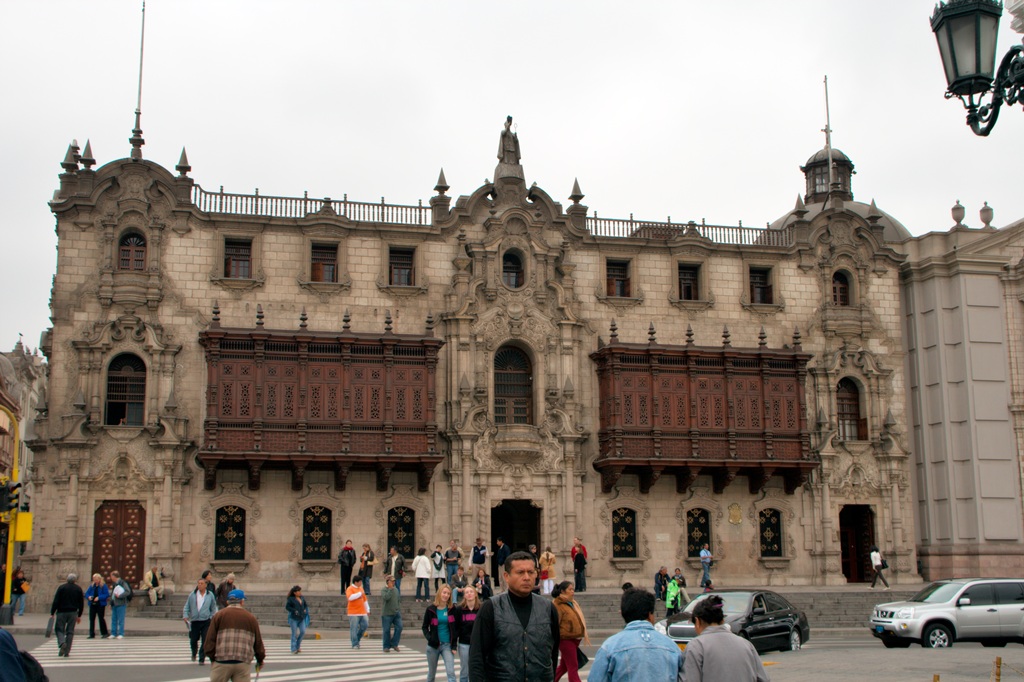Жители и туристы Лимы