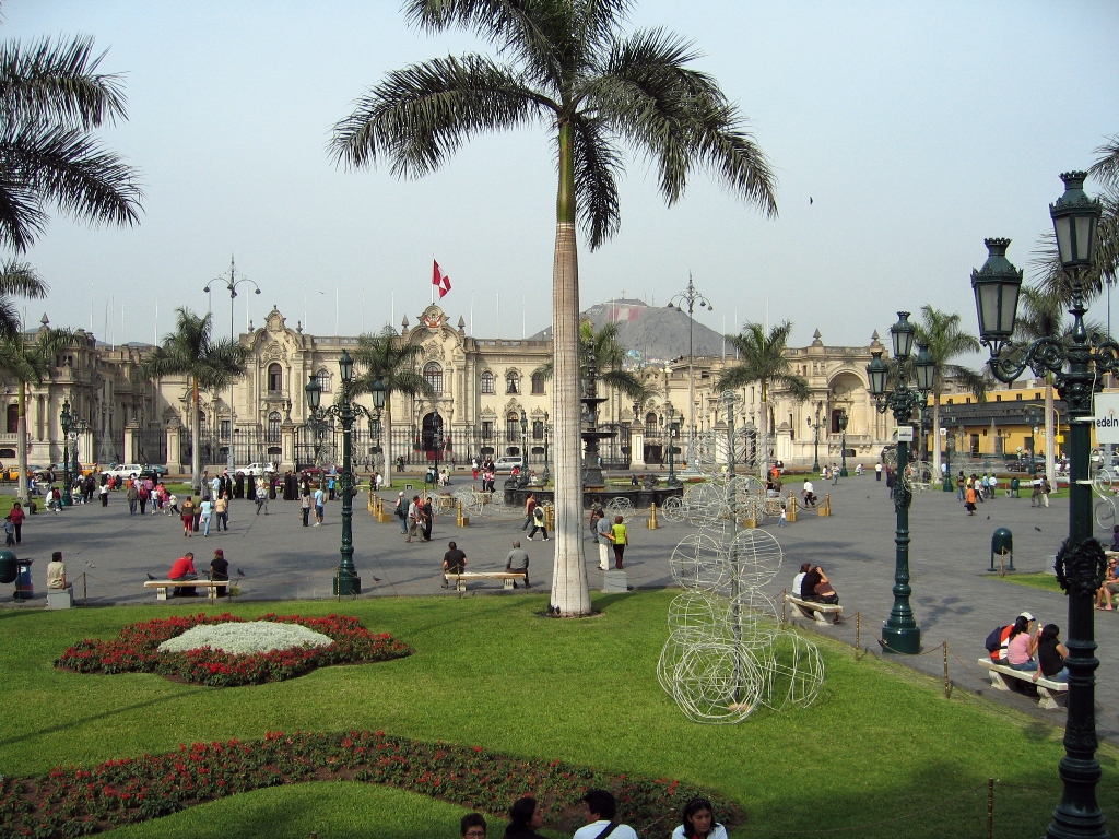 Туристы на площади Лимы