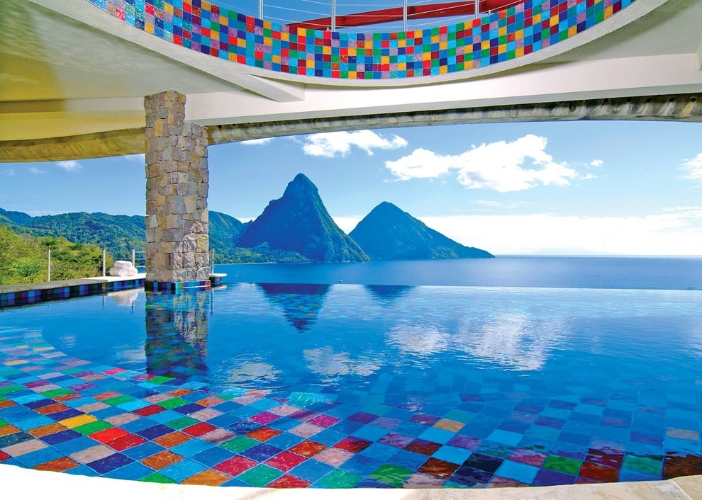 Яркий и веселый бассейн отеля Jade Mountain Resort