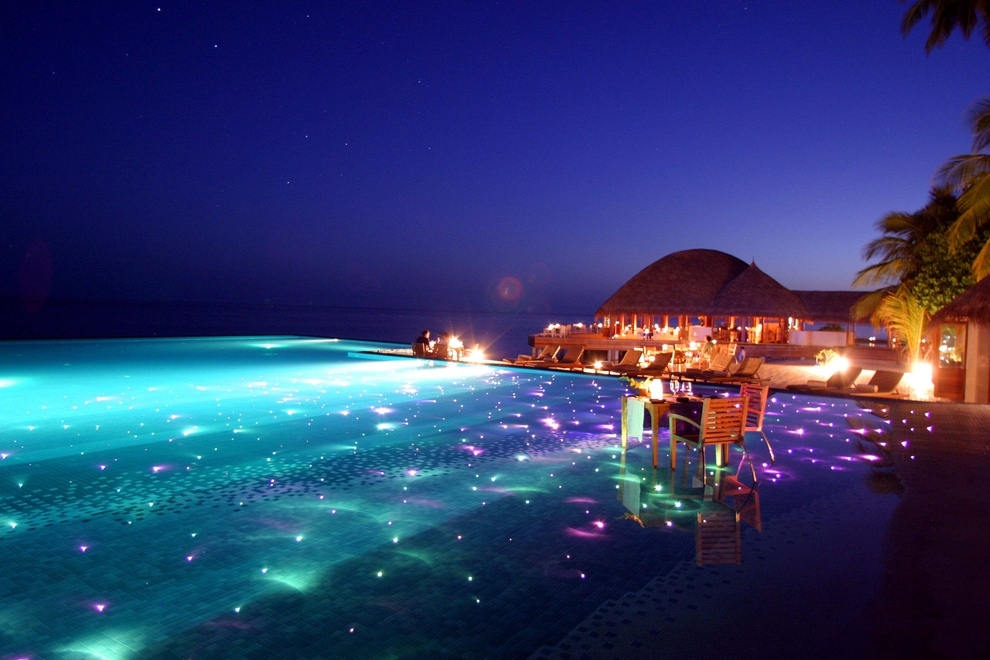 Подсветка бассейна отеля Huvafen Fushi на Мальдивских островах