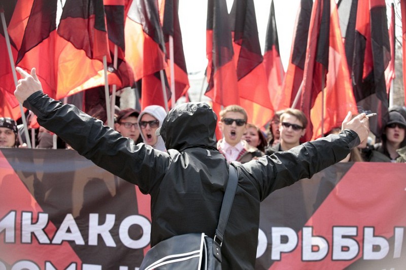 Русские анархисты выкрикивают лозунги во время марша в Москве.