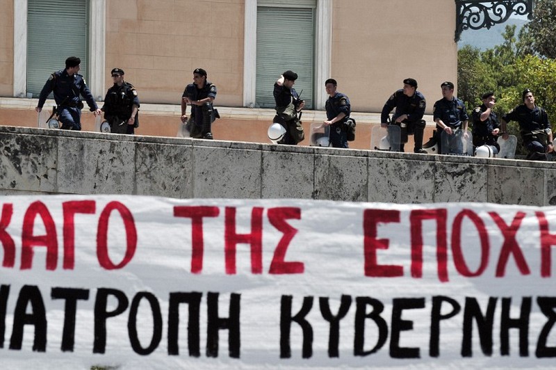 Полиция парламентом во время первомайского митинга в Афинах, когда два основных профсоюза объявили всеобщую забастовку против длительной жесткой экономии.