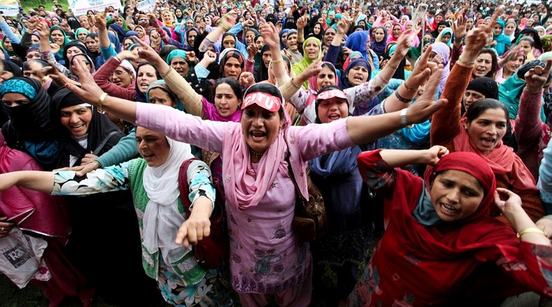 Низкооплачиваемые работники кричат во время первомайского митинга в Сринагаре, в Кашмире. 