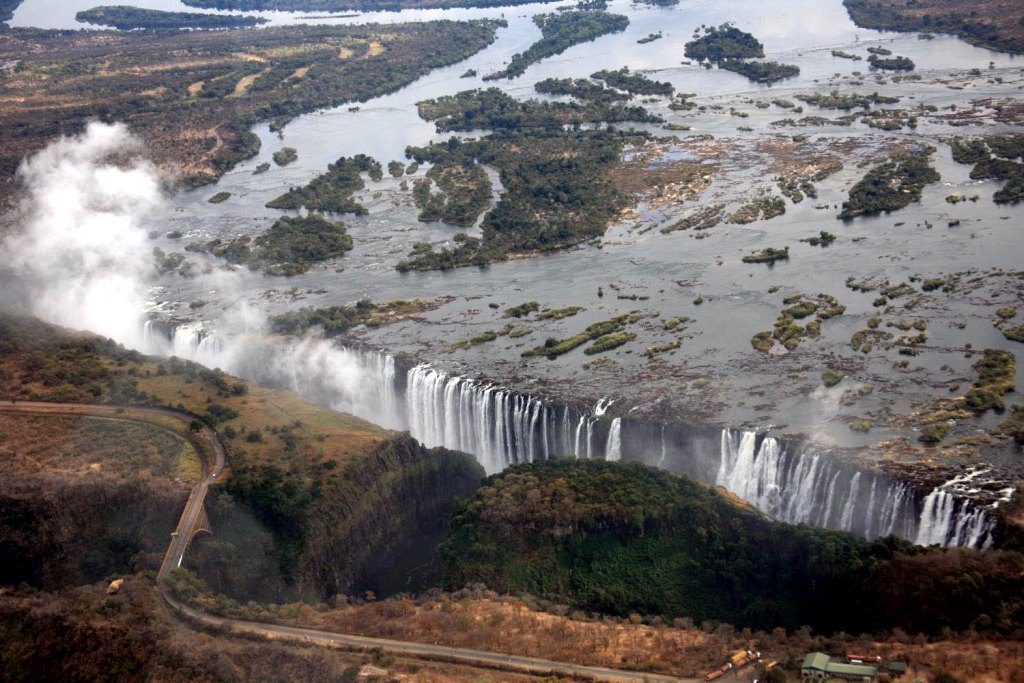 Водопад Виктория на границе между Замбией и Зимбабве
