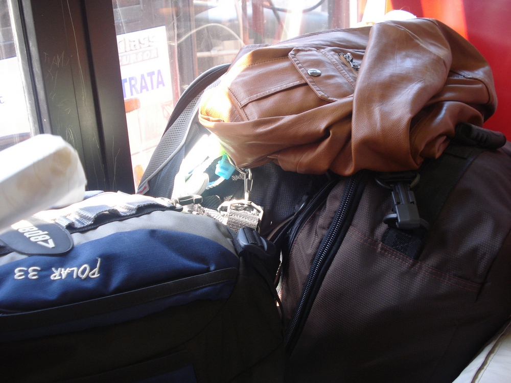 Переезд по взлетному полю от гейта к самолету в переполненном багажом и пассажирами автобусе — не самое приятное занятие