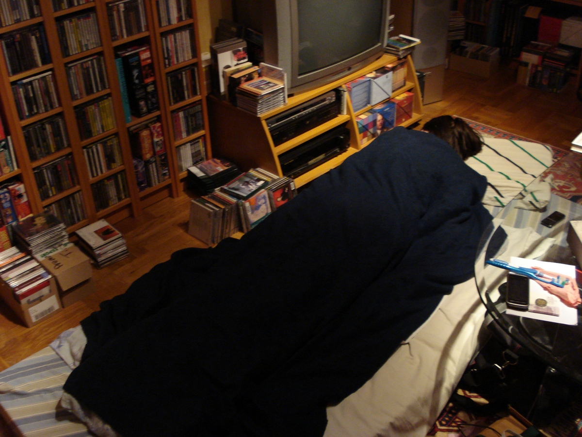 Типичный вариант спального места: надувной матрас, простыни и пара одеял. Скромно, но весьма комфортно.