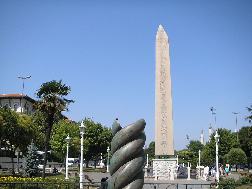 Памятник змее в Стамбуле