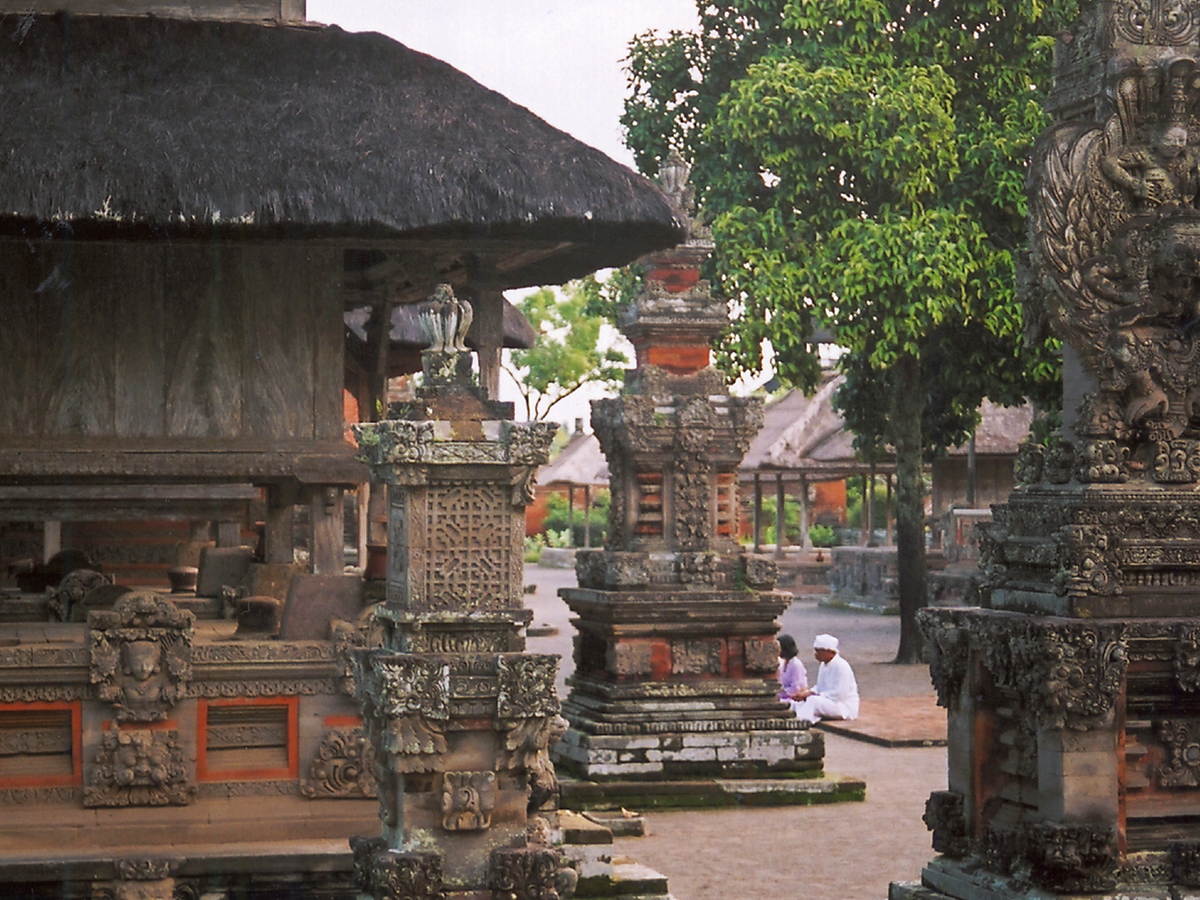 Развалины храма в Индонезии
