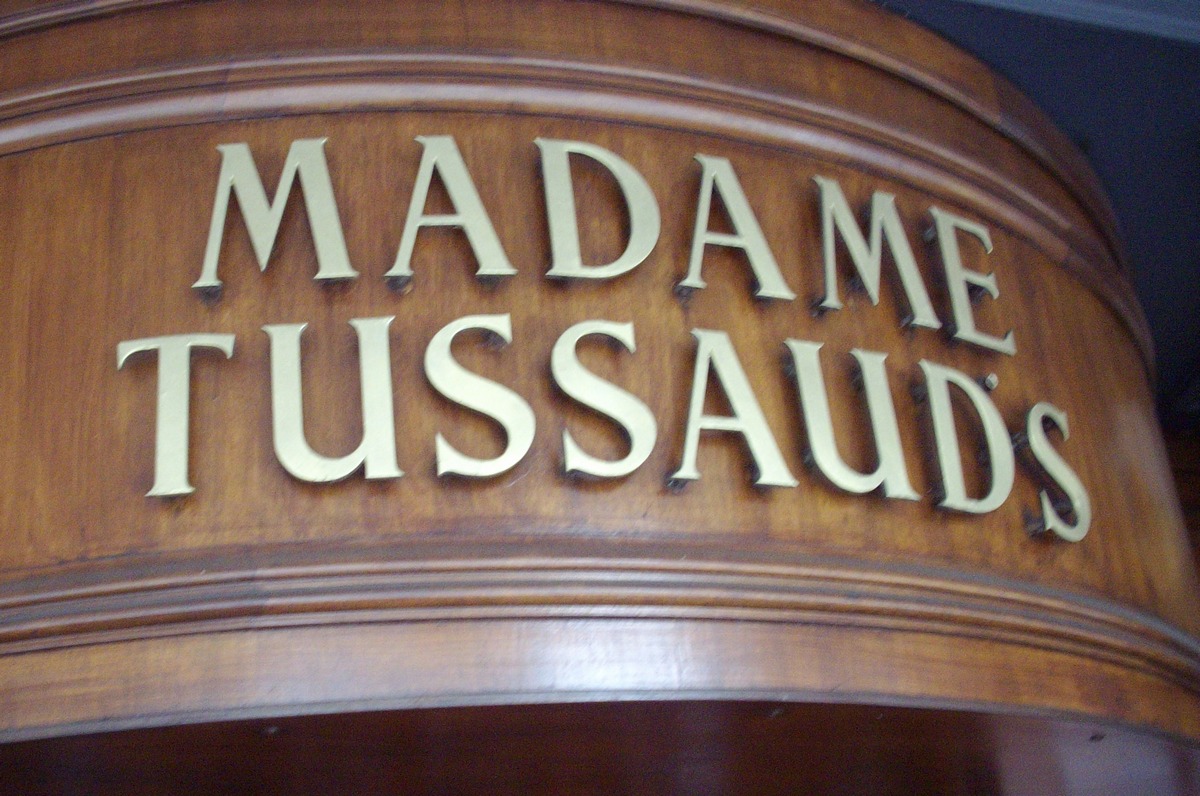 Вывеска Музея мадам Тюссо в Лондоне