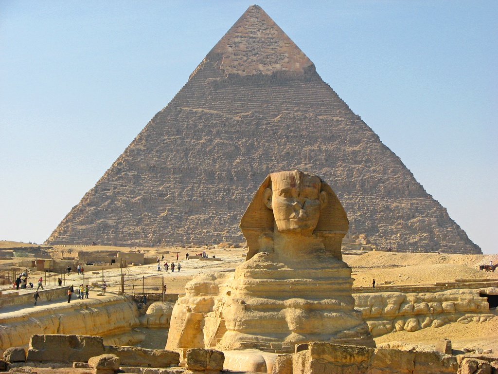 Пирамида и сфинкс в Египте