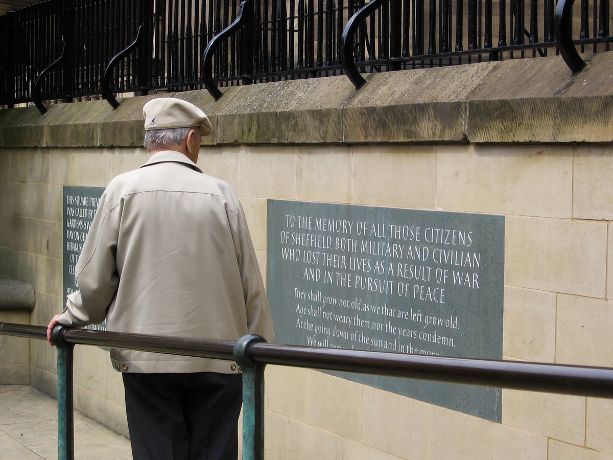 Ветеран возле военного памятника в Великобритании