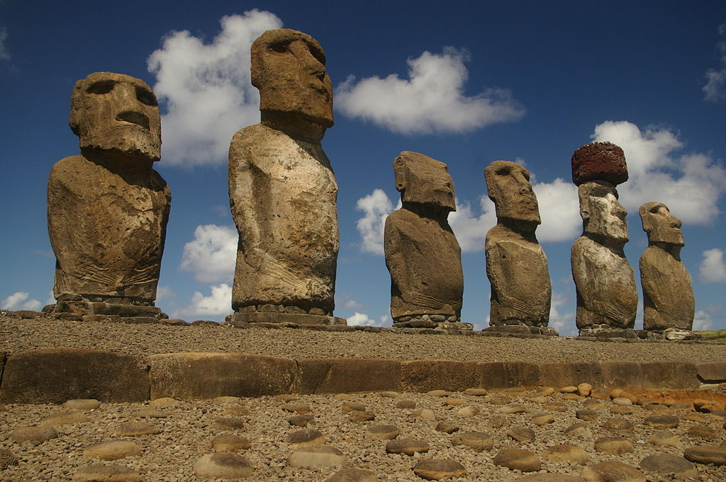 Каменные статуи на острове Пасхи