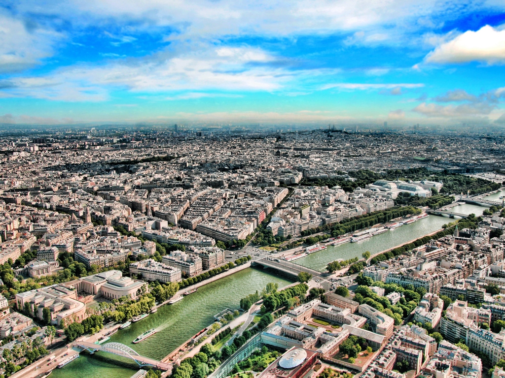 Вид на весенний Париж с Эйфелевой башни
