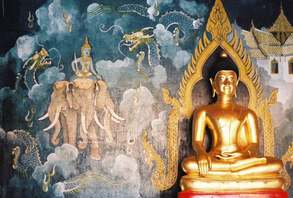 Рисунок и статуэтка Будды в Таиланде
