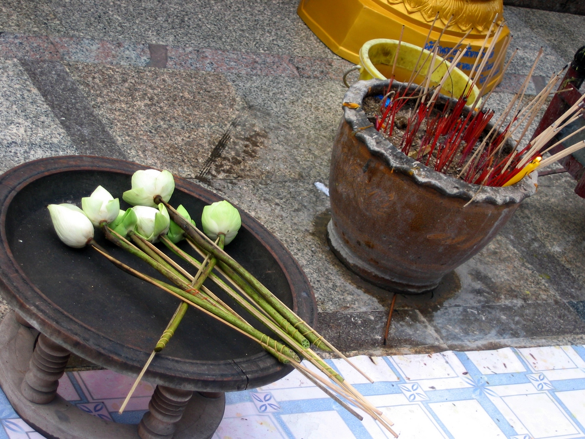Цветы и ароматические палочки в буддийском храме