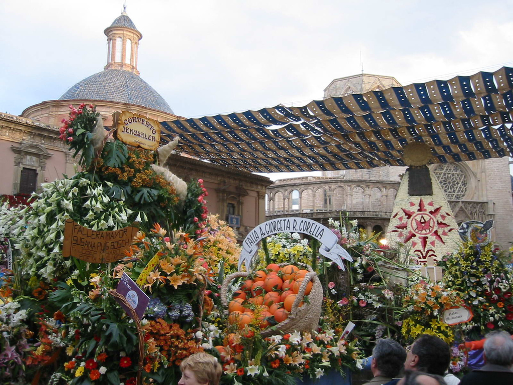 Дары Святой Покровительнице на фестивале Las Fallas в Валенсии