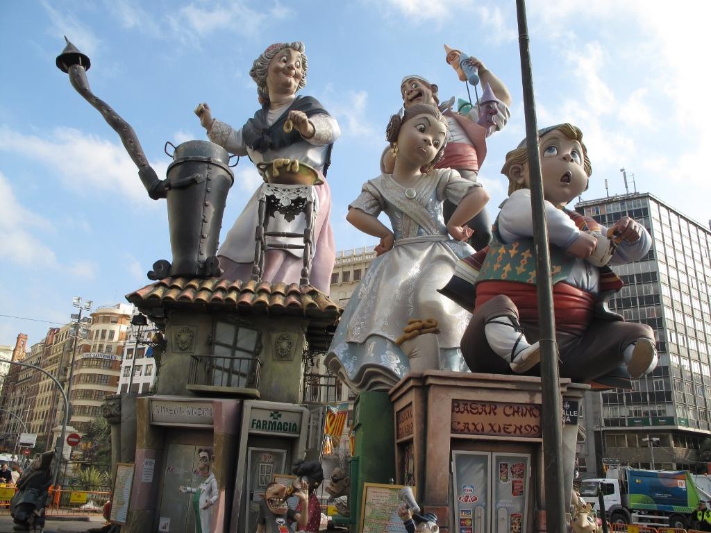 Гигантская композиция из кукол на фестивале Las Fallas в Валенсии