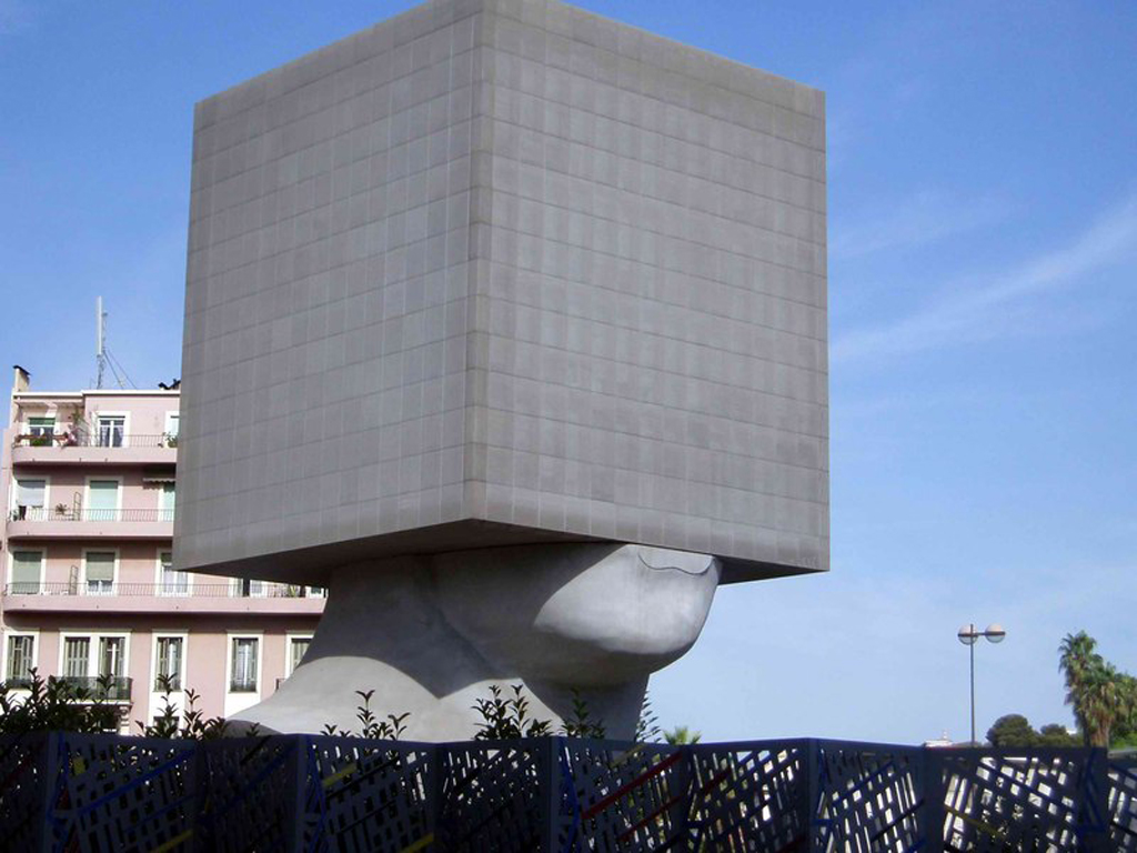 Голова-куб во Франции