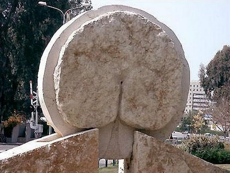 Памятник мягкому месту в Израиле