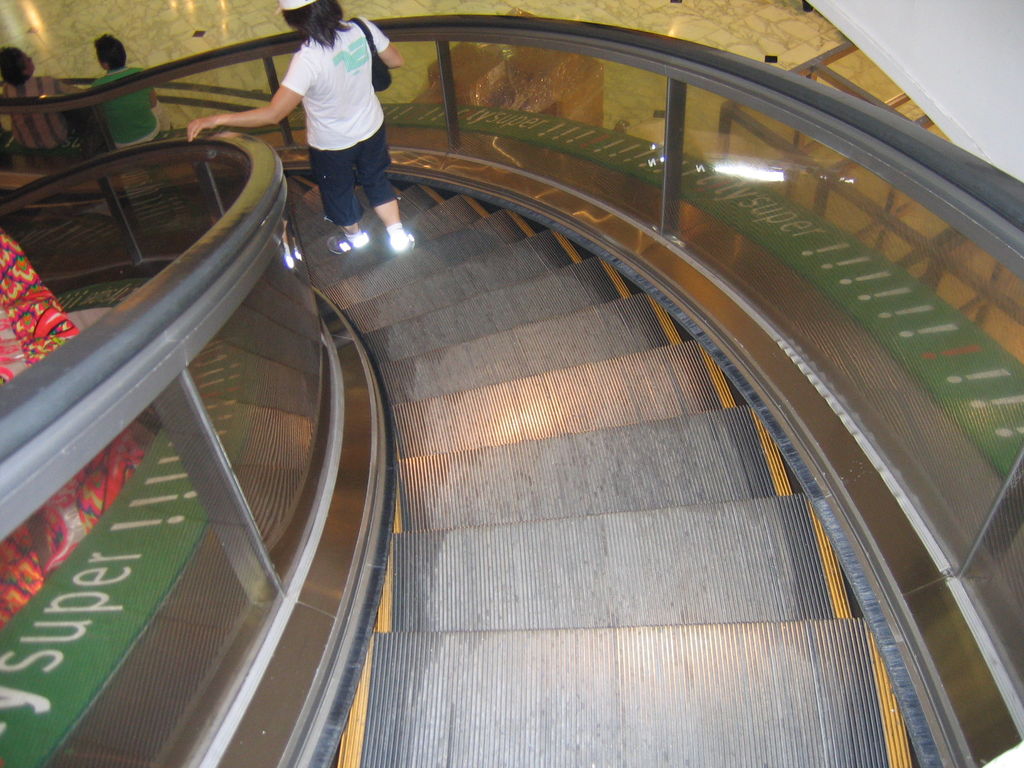 Спиральный эскалатор в Японии