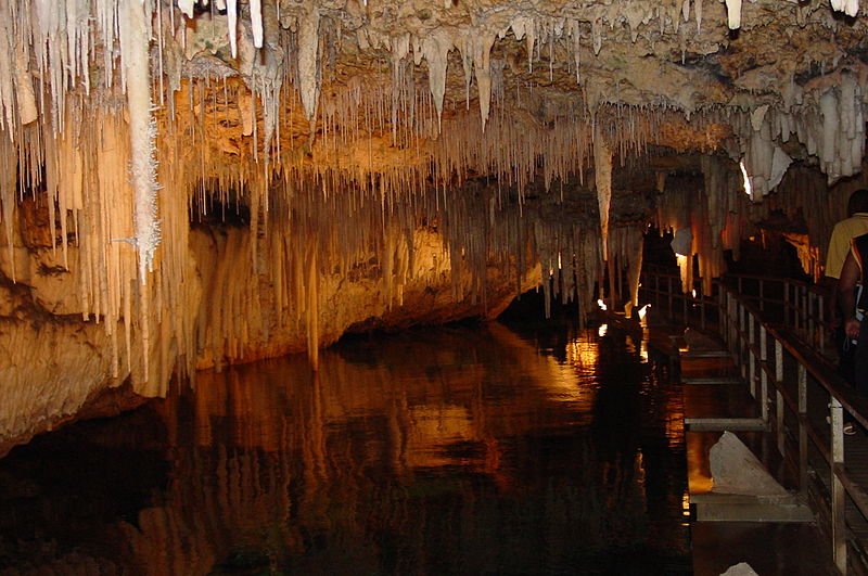 Пещеры Кристал-Кейв в Гамильтоне