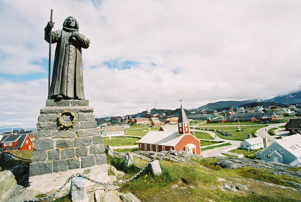 Церковь и памятник в Нууке