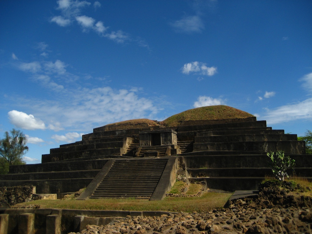 Руины Tazumal эпохи майя в Санта-Ане