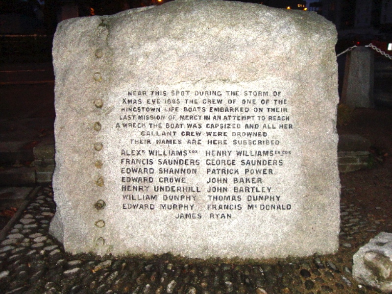 Памятник погибшим морякам