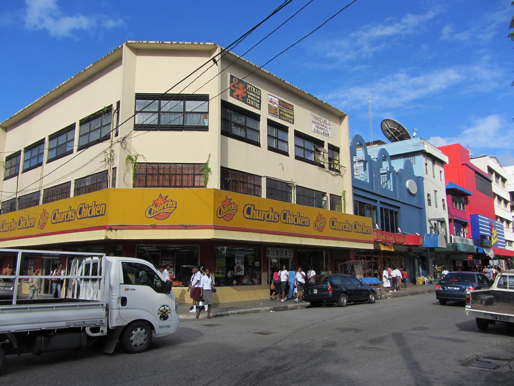 Улица с кафе в Порт-оф-Спейне