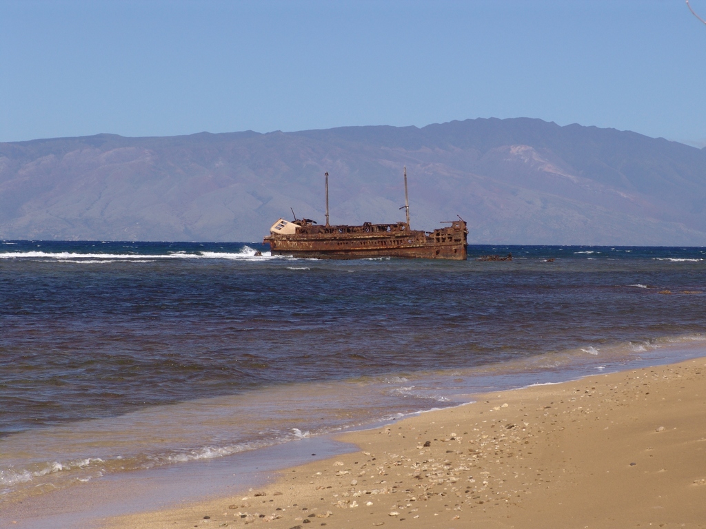 Заброшенный корабль у берегов острова Ланай