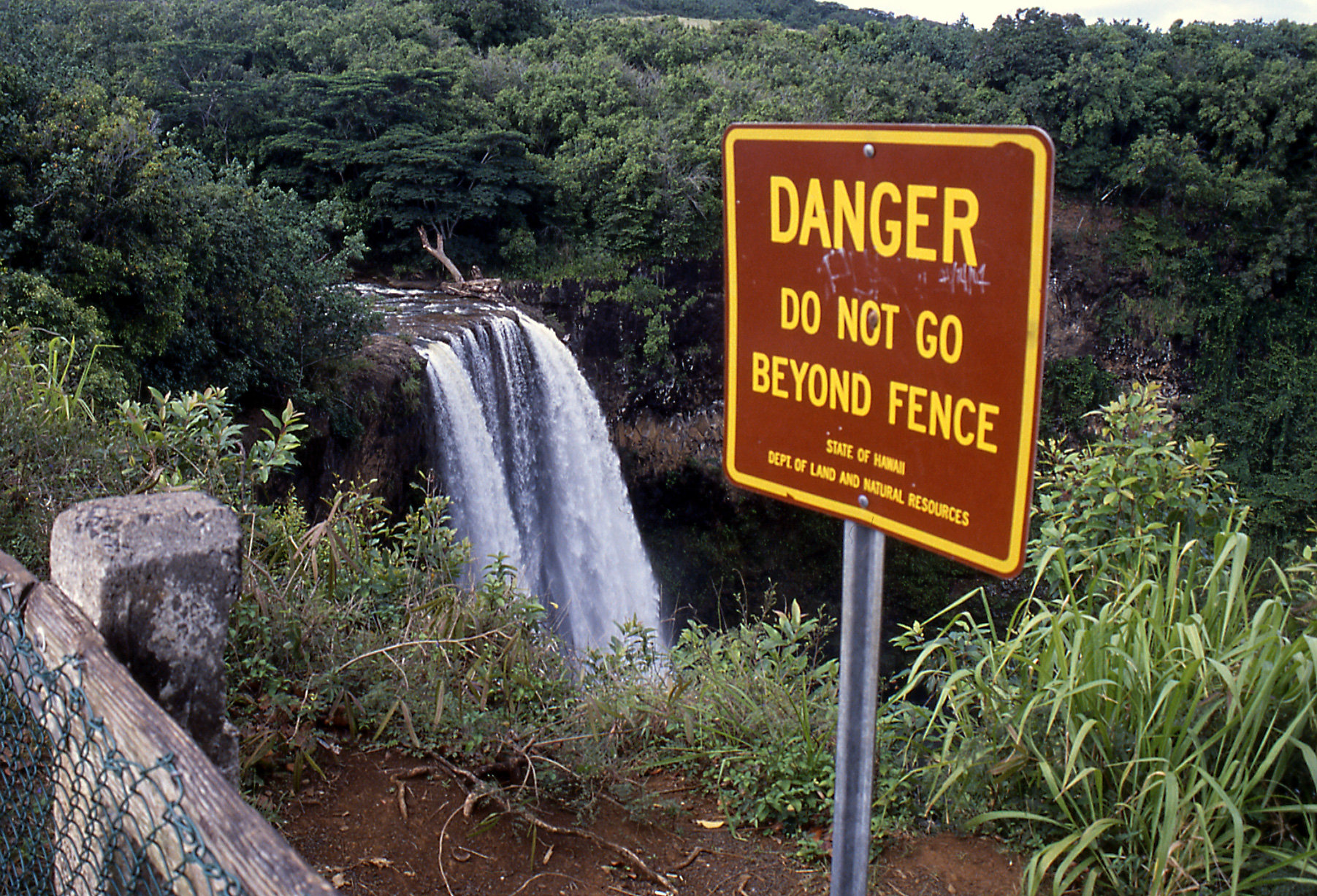 Предостережение у водопада на Кауаи