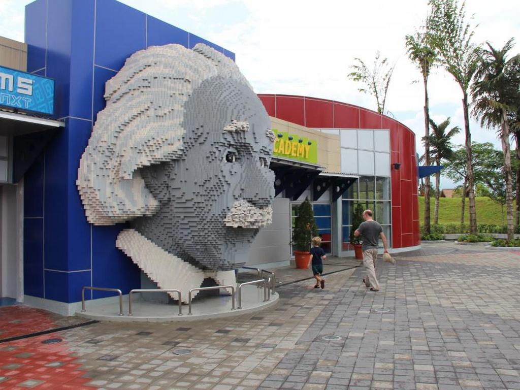Эйнштейн в малайзийском Леголенде