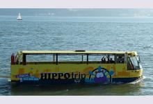 Плавающий автобус возит туристов в Лиссабоне